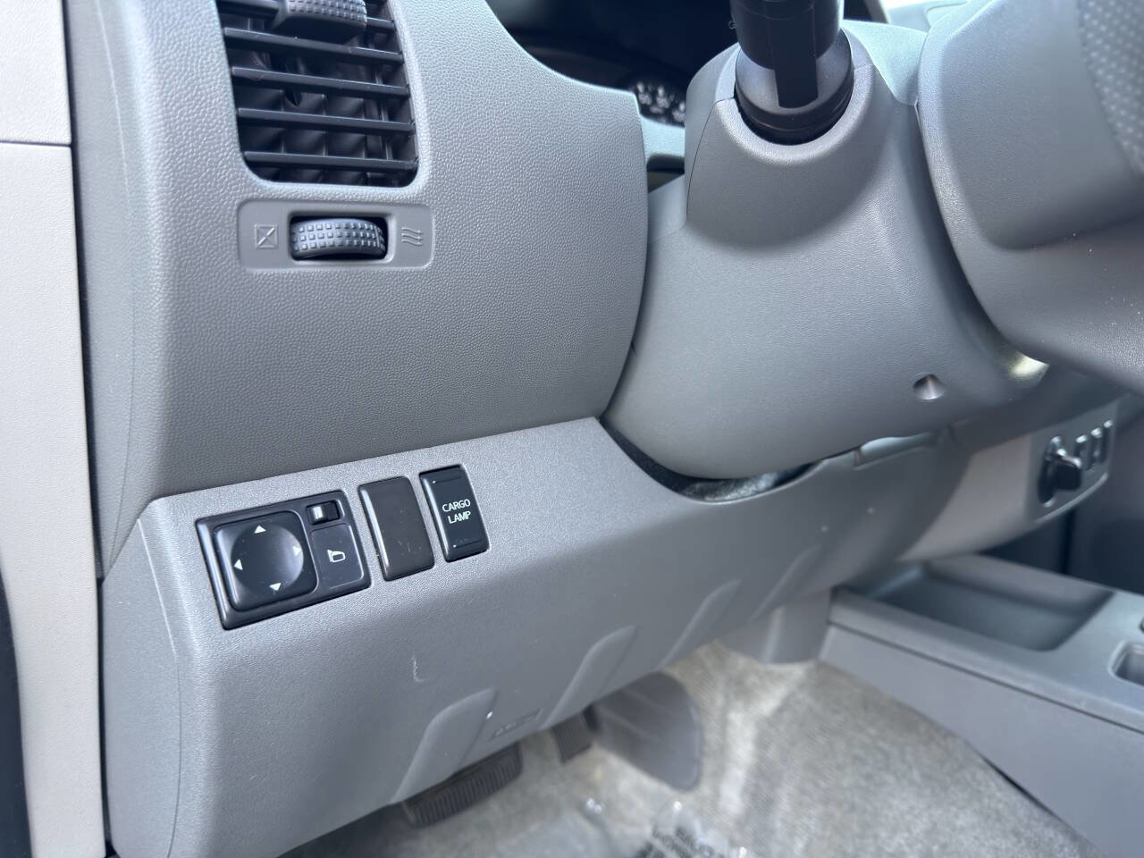 Used 2012 Nissan Frontier SV w/ SV Premium Utility Pkg AWD/4WD image 19