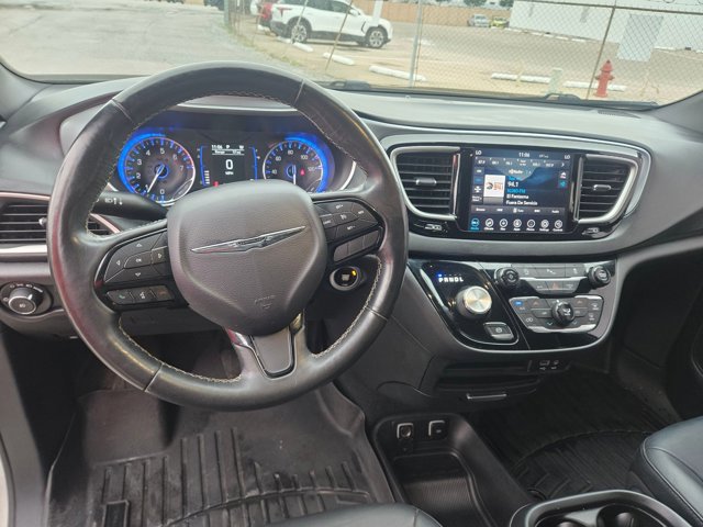 Used 2020 Chrysler Pacifica Touring-L w/ S Appearance Package FWD image 16