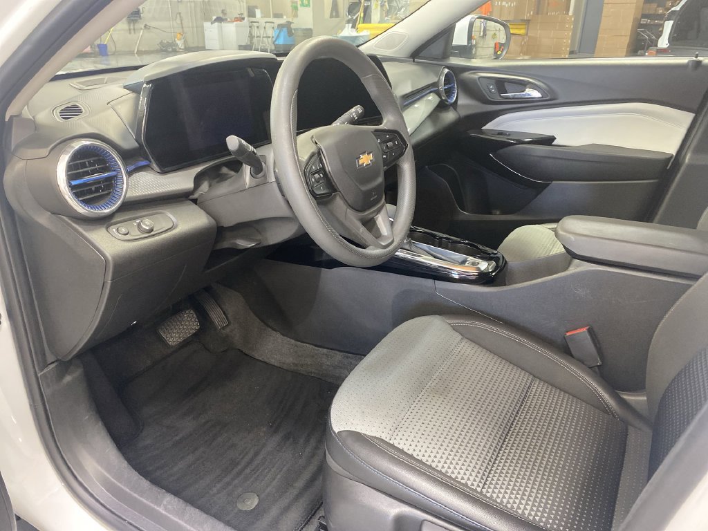 Certified 2025 Chevrolet Trax LT FWD image 13