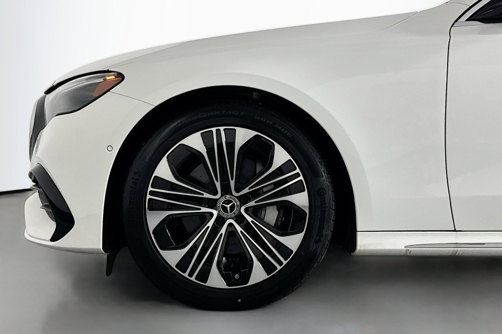 New 2025 Mercedes-Benz E 350 4MATIC Sedan image 9