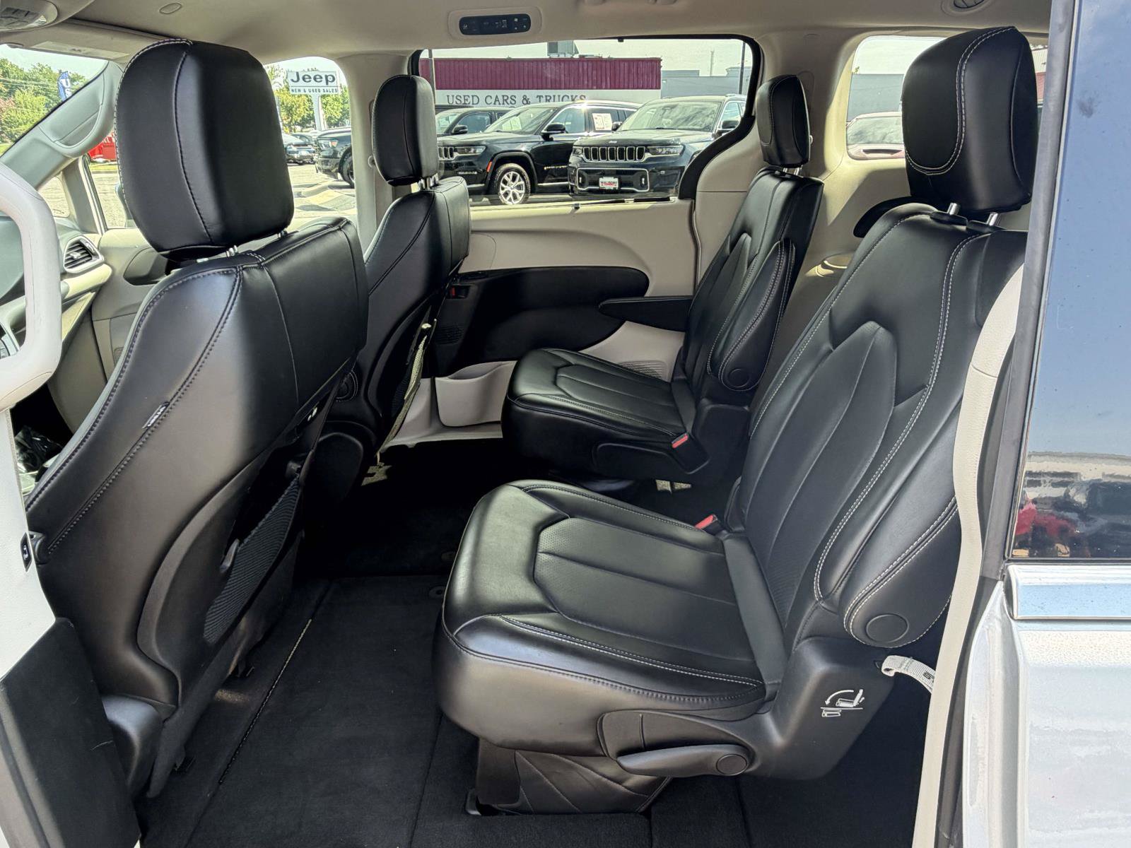 Used 2023 Chrysler Pacifica Touring-L FWD image 28
