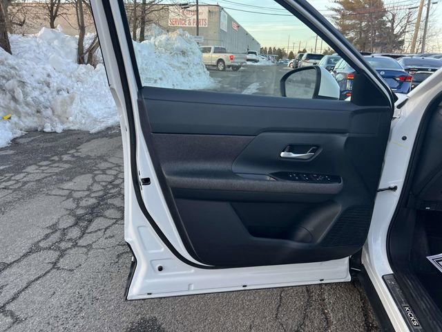 Used 2025 Nissan Kicks SV w/ Illumination Package image 16