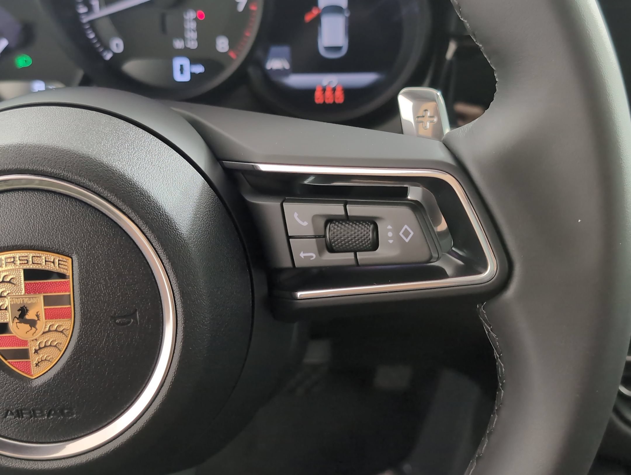 Certified 2025 Porsche Macan AWD/4WD image 29