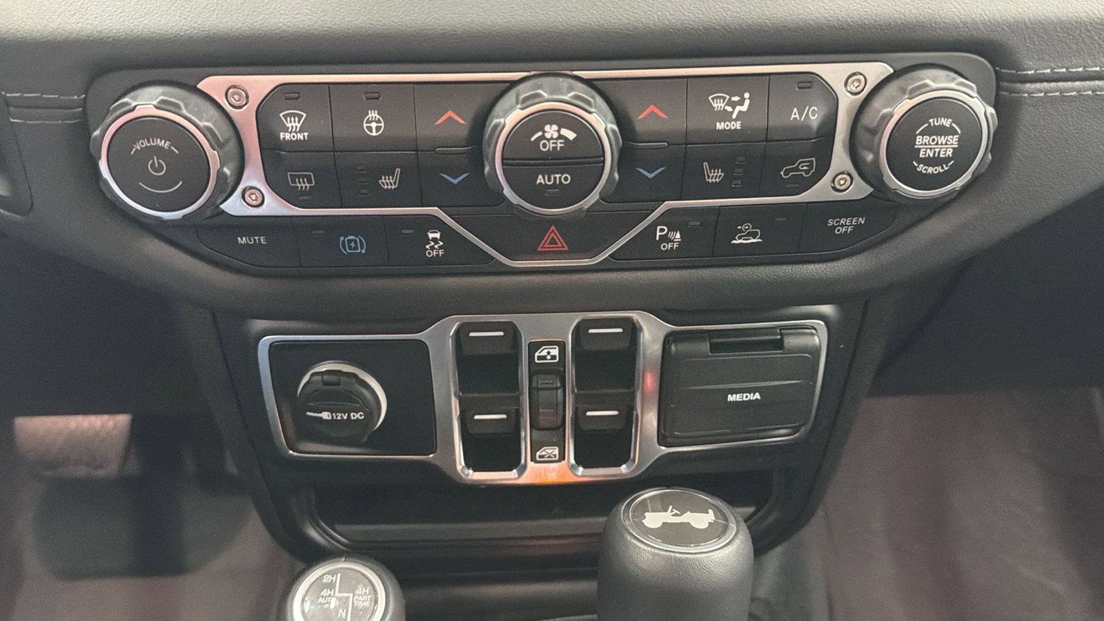 Used 2024 Jeep Wrangler Unlimited Sahara w/ Technology Group image 23