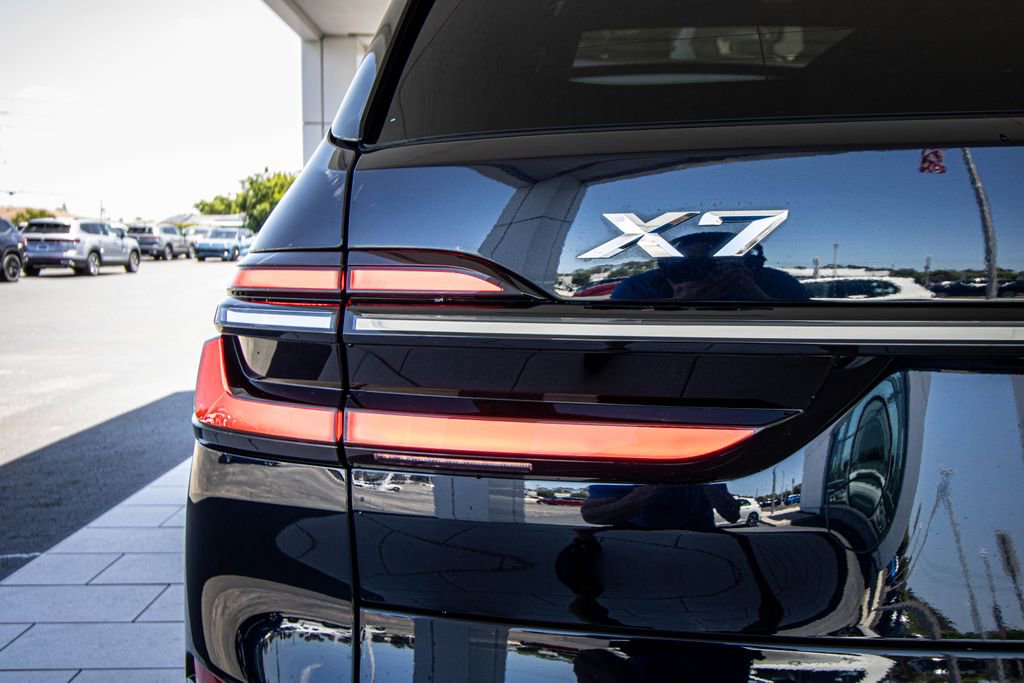 Used 2025 BMW X7 xDrive40i w/ M Sport Package AWD/4WD image 13