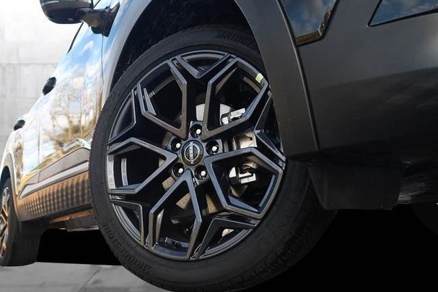 New 2026 Nissan Kicks SR w/ SR Premium Package AWD/4WD image 3