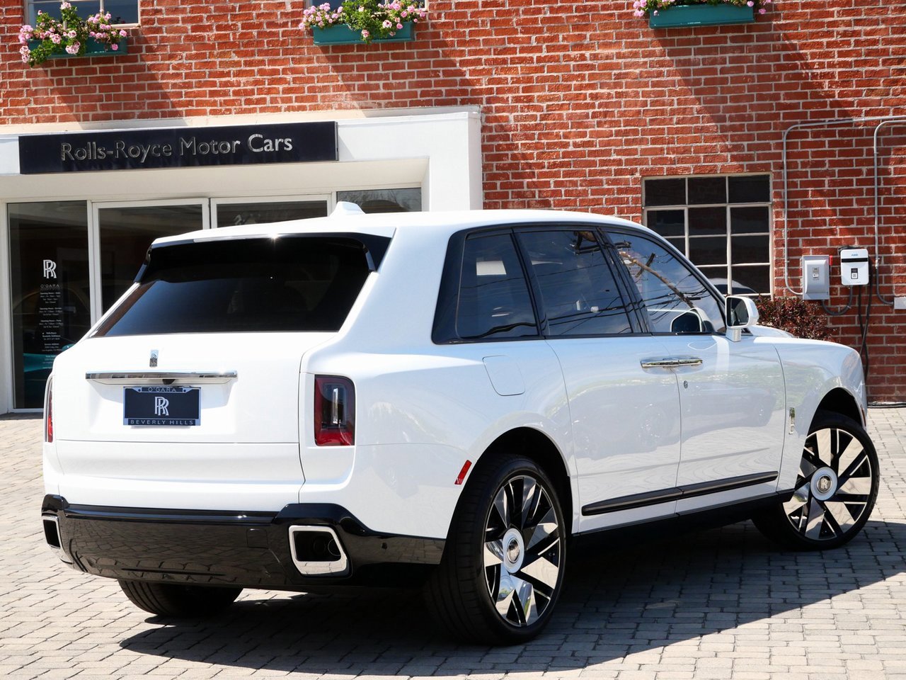 New 2025 Rolls-Royce Cullinan image 2
