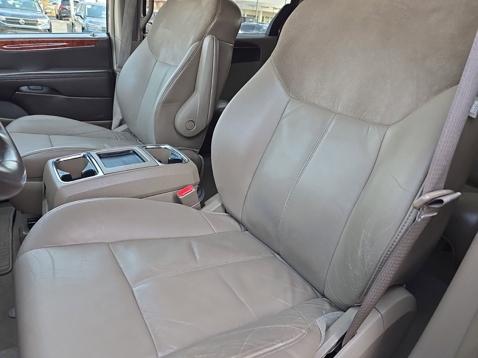 Used 2013 Chrysler Town & Country Limited w/ Luxury Group FWD image 14