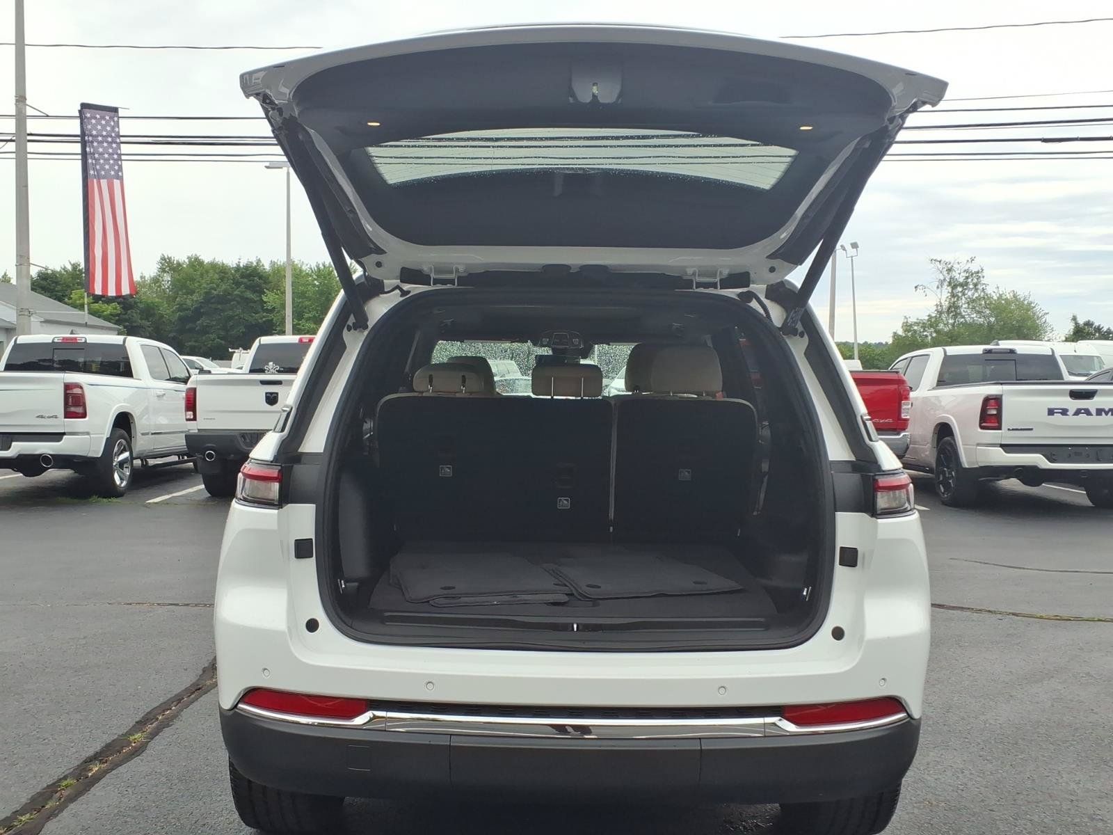 Used 2023 Jeep Grand Cherokee Limited w/ Luxury Tech Group II AWD/4WD image 7