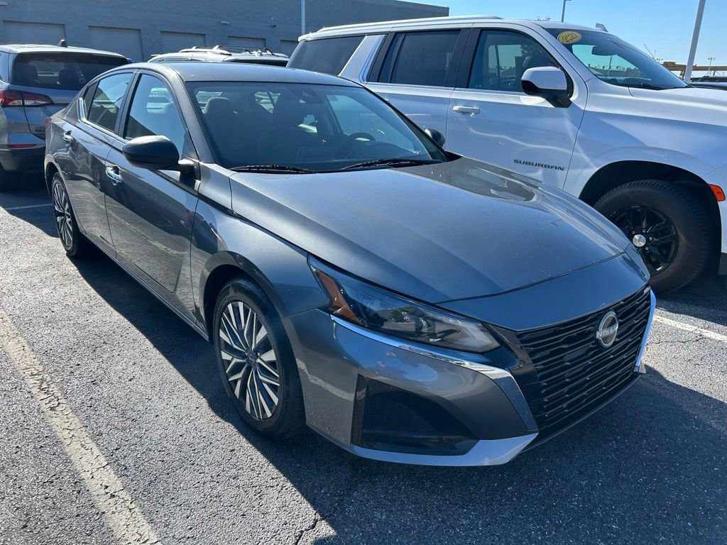 Used 2024 Nissan Altima 2.5 SV FWD image 1