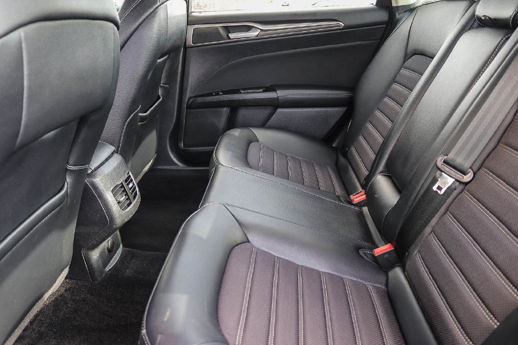 Used 2017 Ford Fusion SE w/ Equipment Group 201A FWD image 19