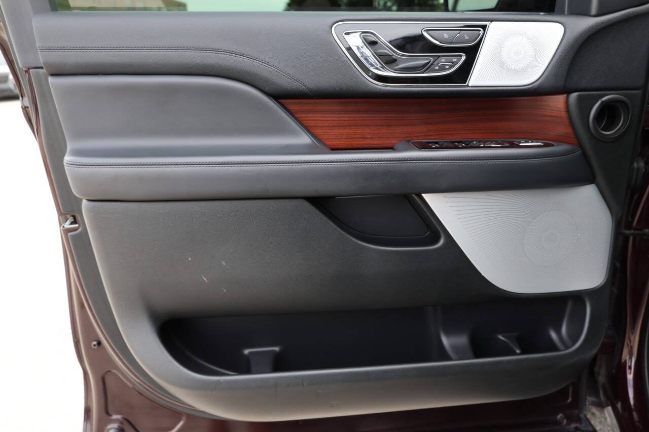 Used 2023 Lincoln Navigator Reserve AWD/4WD image 12