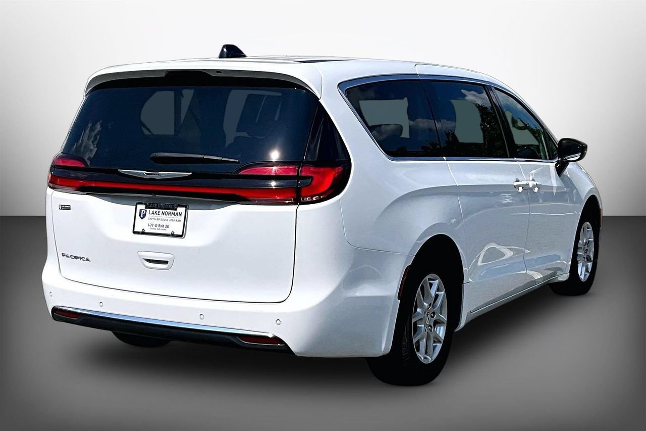 Used 2024 Chrysler Pacifica Touring-L FWD image 8