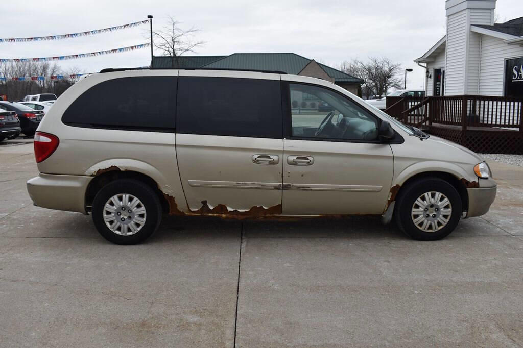 Used 2005 Chrysler Town & Country LX w/ Popular Equipment Group II image 2