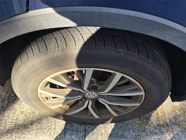 Used 2020 Volkswagen Tiguan SE w/ Panoramic Sunroof Package image 8