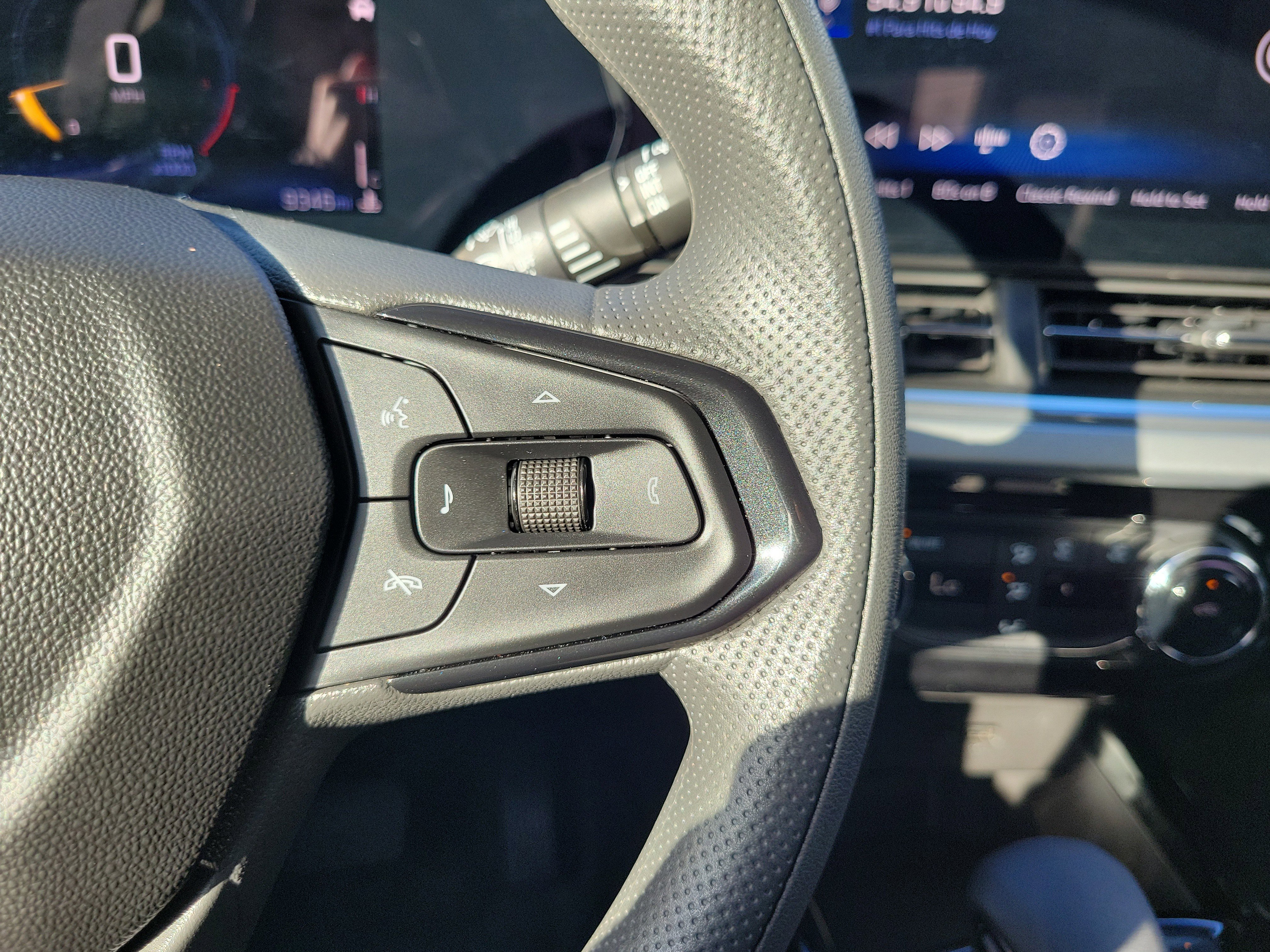 Used 2025 Chevrolet Trax LT image 19