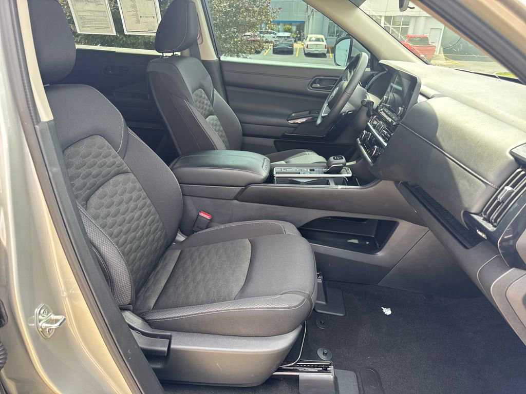 Used 2024 Nissan Pathfinder SV w/ SV Premium Package image 10