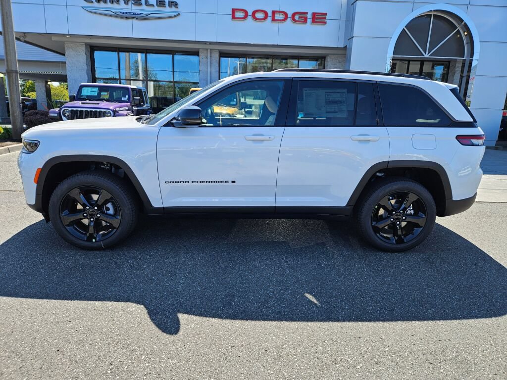 New 2026 Jeep Grand Cherokee Limited w/ Limited Altitude Package AWD/4WD image 2