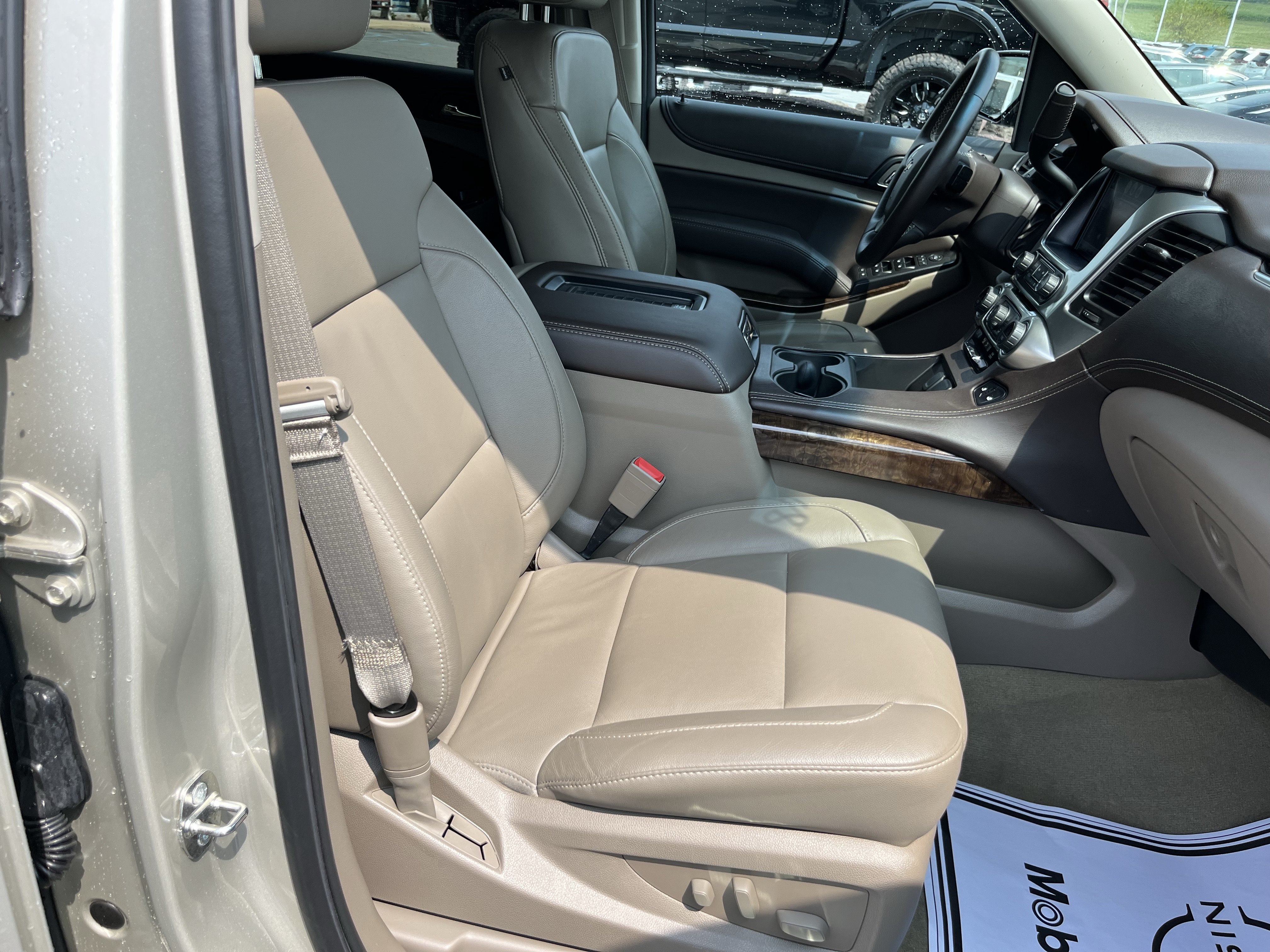 Used 2015 Chevrolet Tahoe LT w/ Luxury Package AWD/4WD image 3
