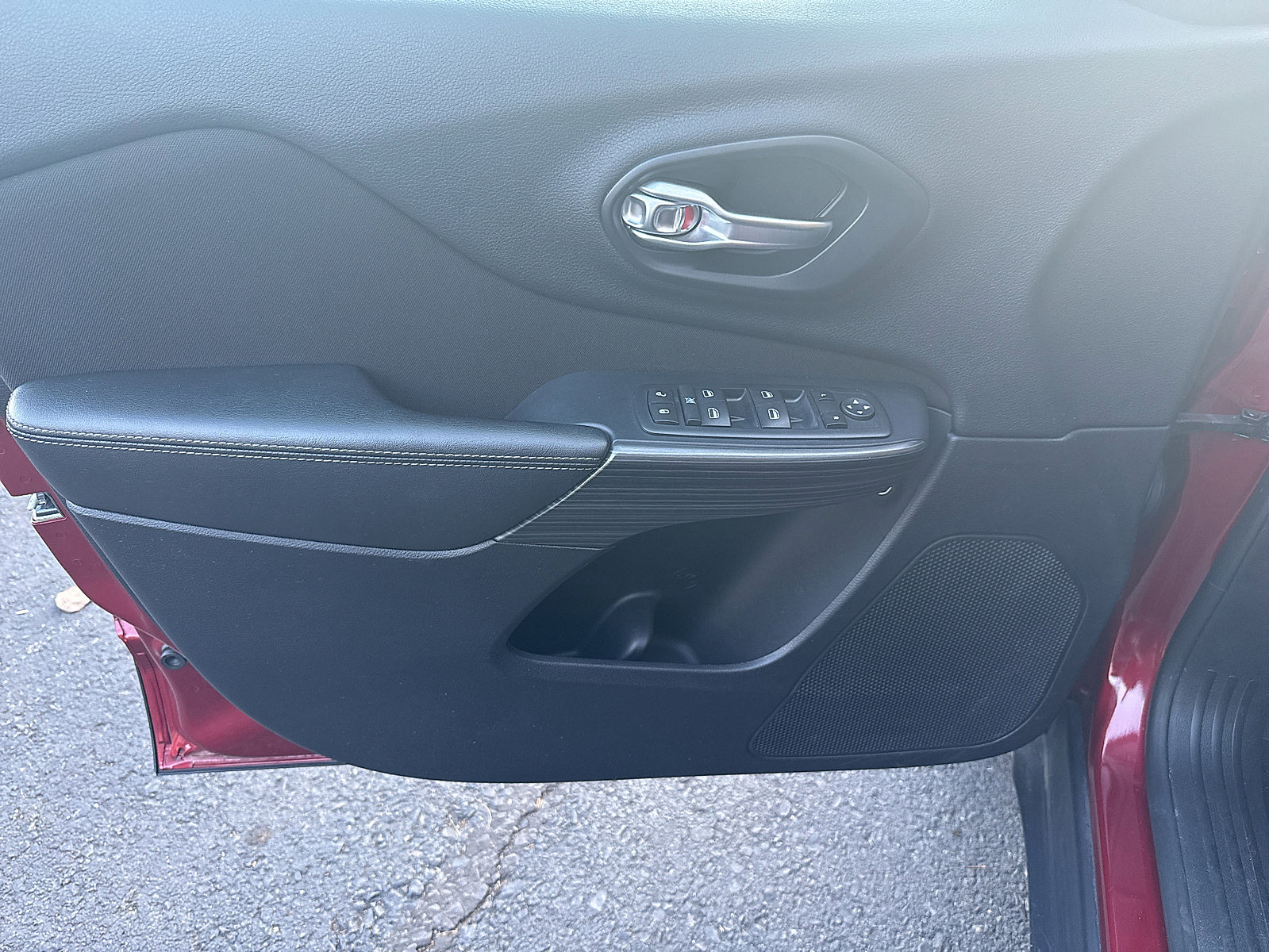 Used 2016 Jeep Cherokee Sport image 31