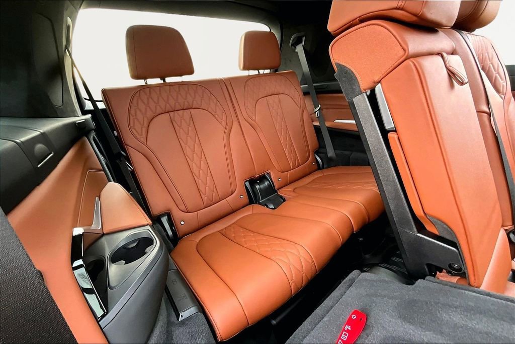 Used 2025 BMW X7 M60i w/ Climate Comfort Package image 28