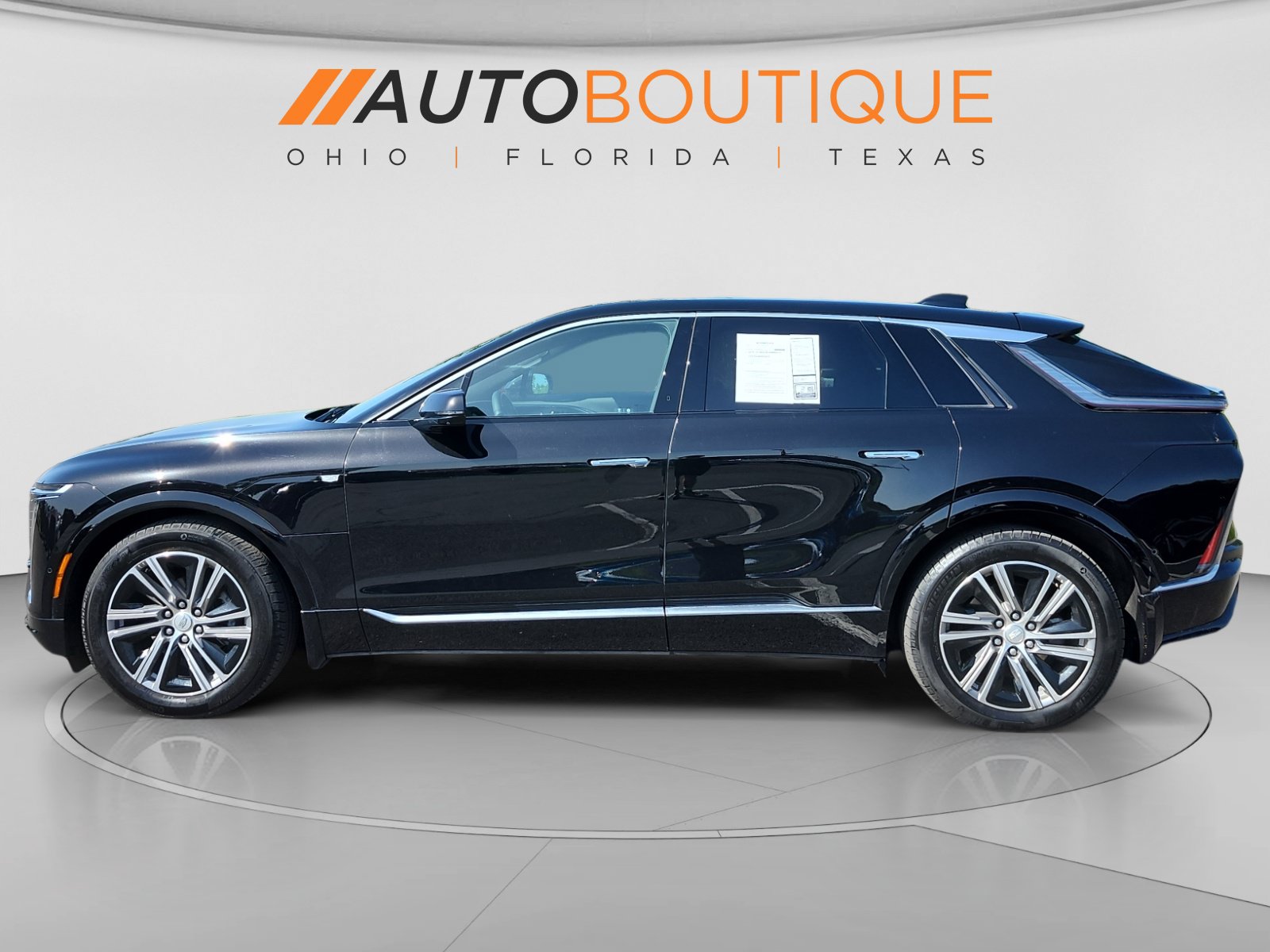 Used 2024 Cadillac Lyriq Luxury RWD image 2