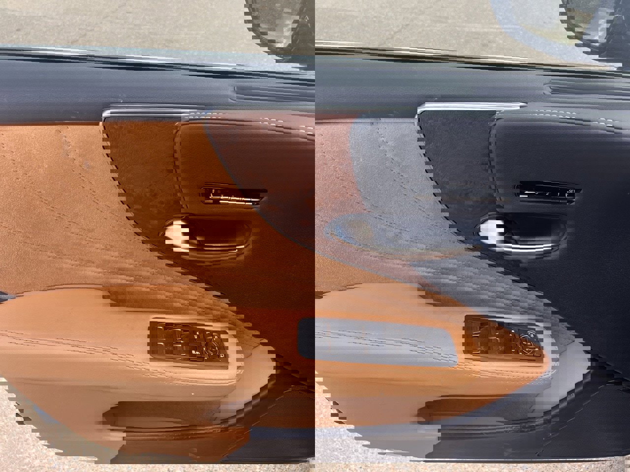 Used 2021 Lexus LS 500 w/ Accessory Package (Z2) image 7