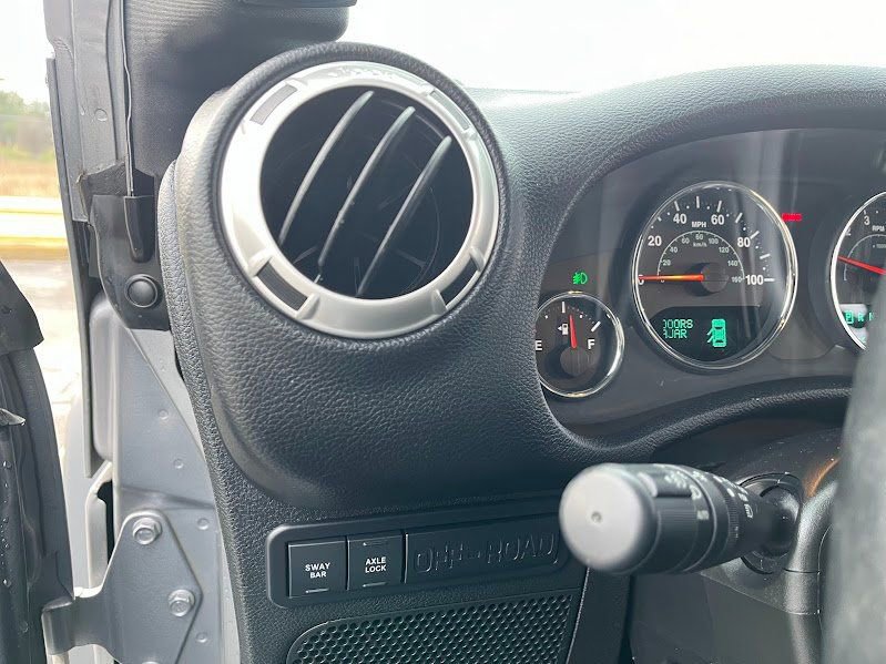 Used 2017 Jeep Wrangler Unlimited Rubicon w/ Connectivity Group image 11