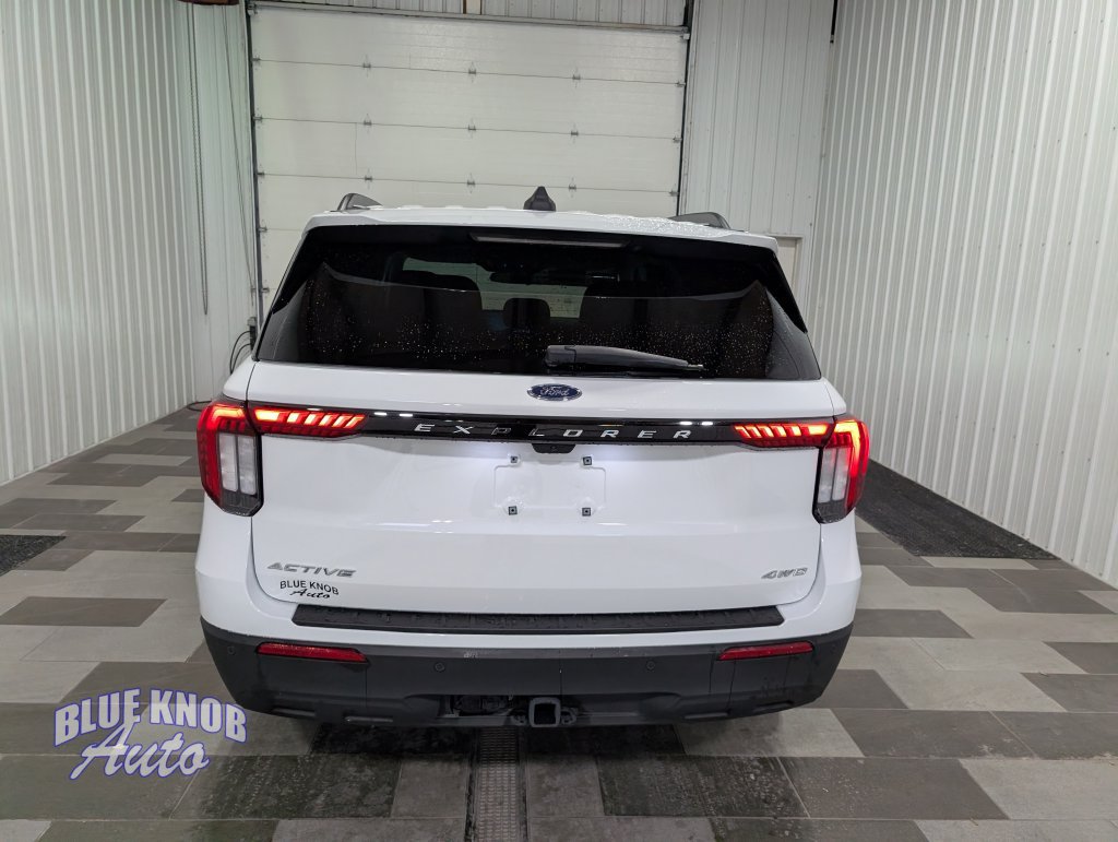 Used 2025 Ford Explorer Active AWD/4WD image 3