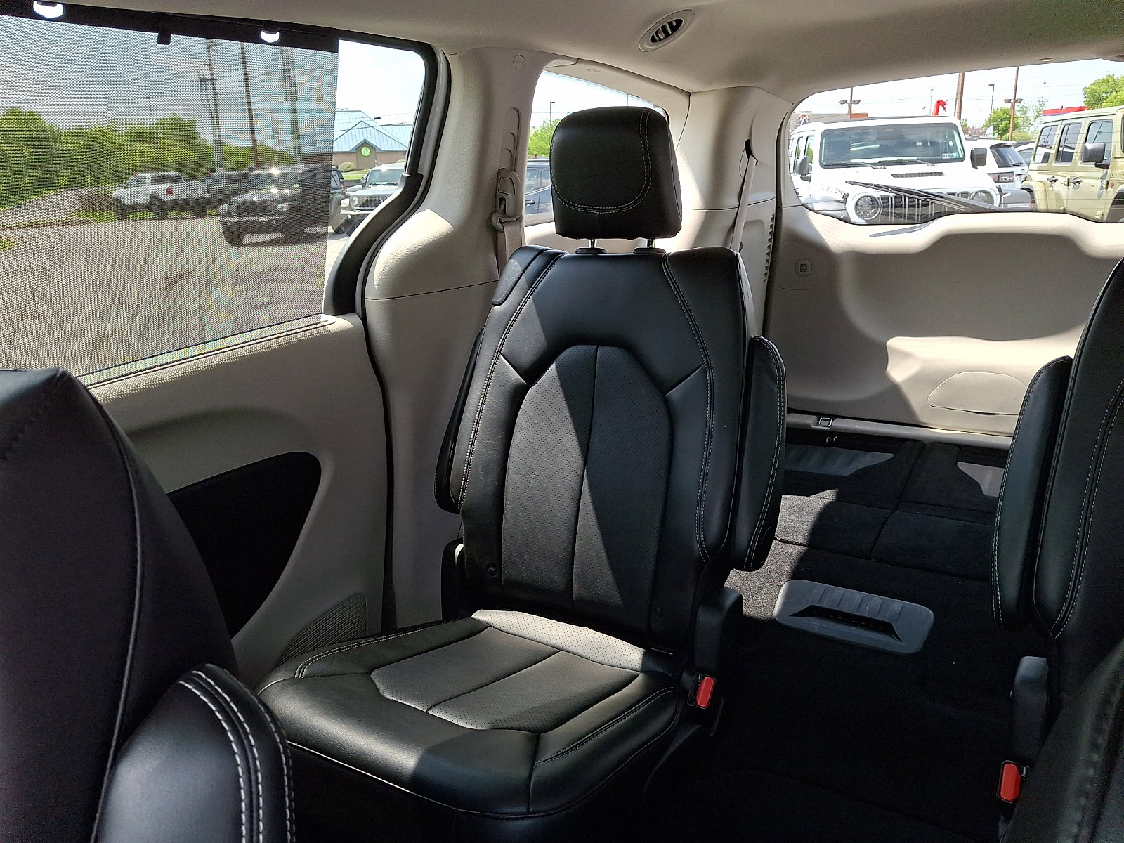 Used 2024 Chrysler Pacifica Touring-L FWD image 19