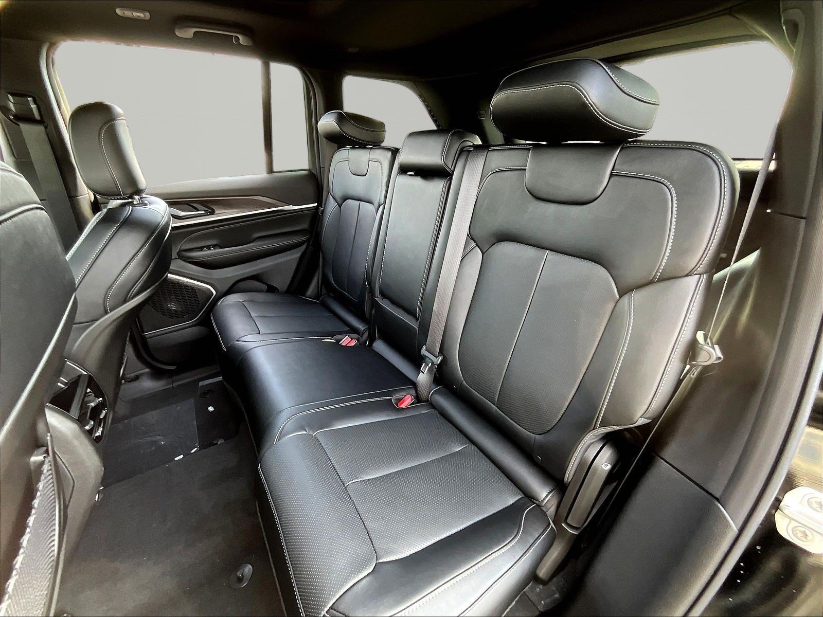 New 2027 Jeep Grand Cherokee Limited AWD/4WD image 18