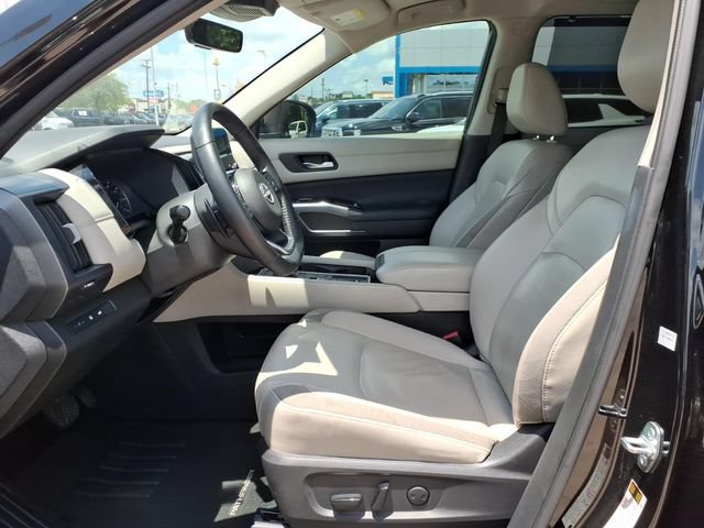 Used 2023 Nissan Pathfinder SL w/ Black Appearance Package FWD image 21