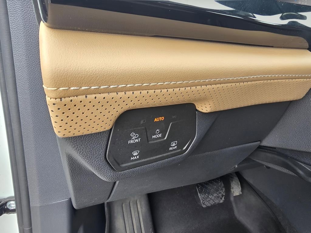 Used 2024 Volkswagen Atlas Cross Sport SE image 25