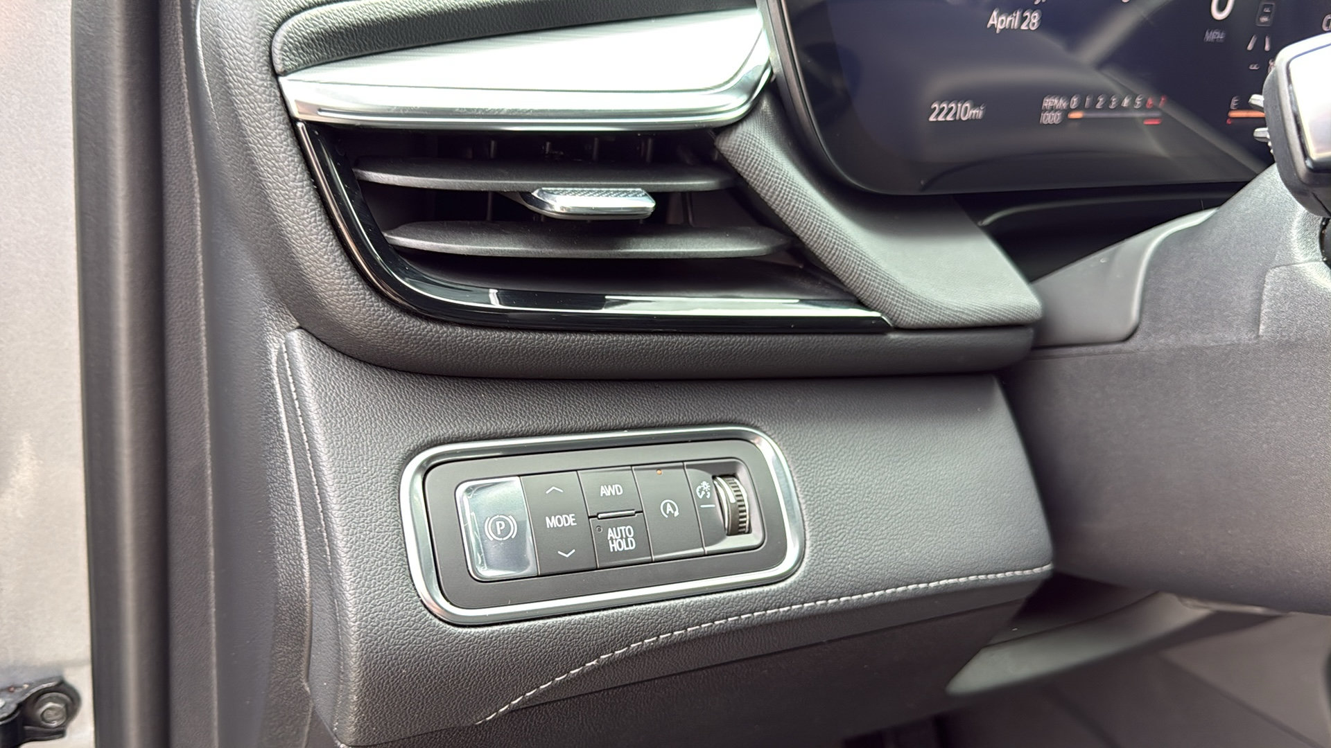 Used 2025 Buick Enclave Preferred AWD/4WD image 13