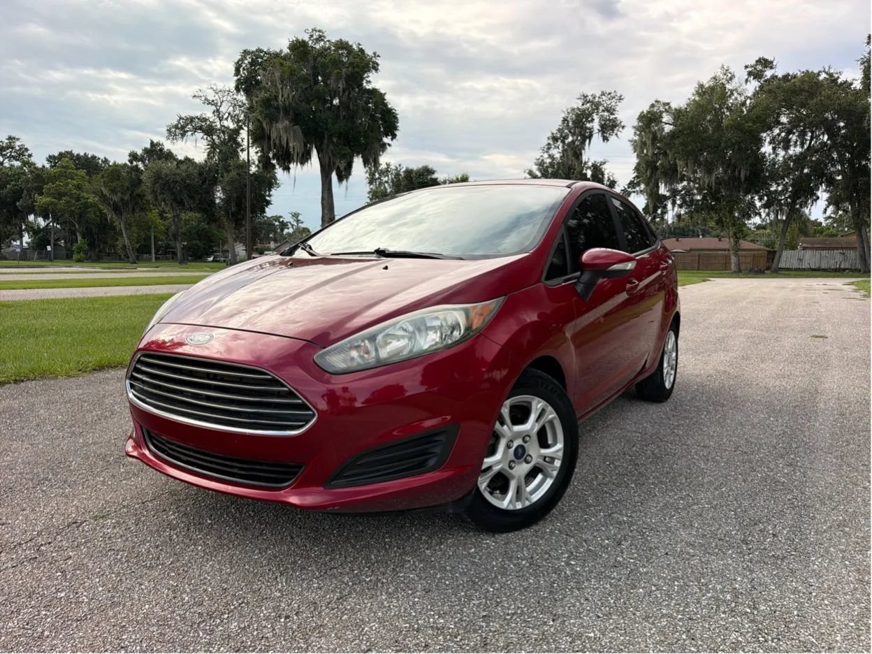 Used 2015 Ford Fiesta SE FWD image 1