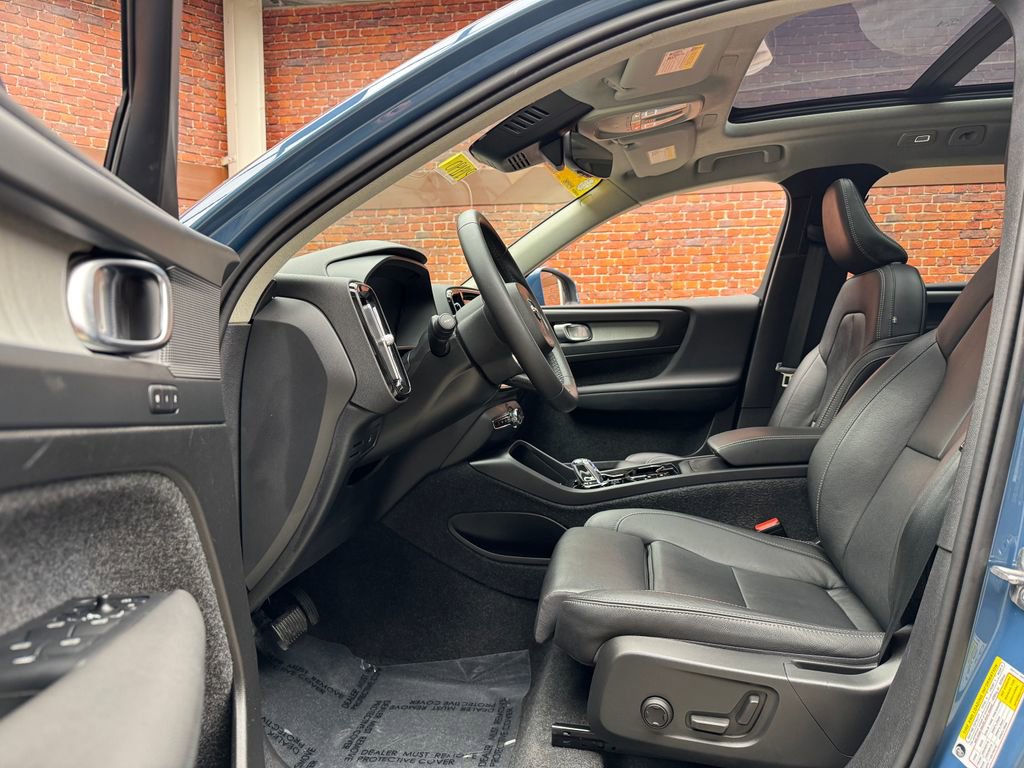 Used 2024 Volvo XC40 B5 Plus image 22