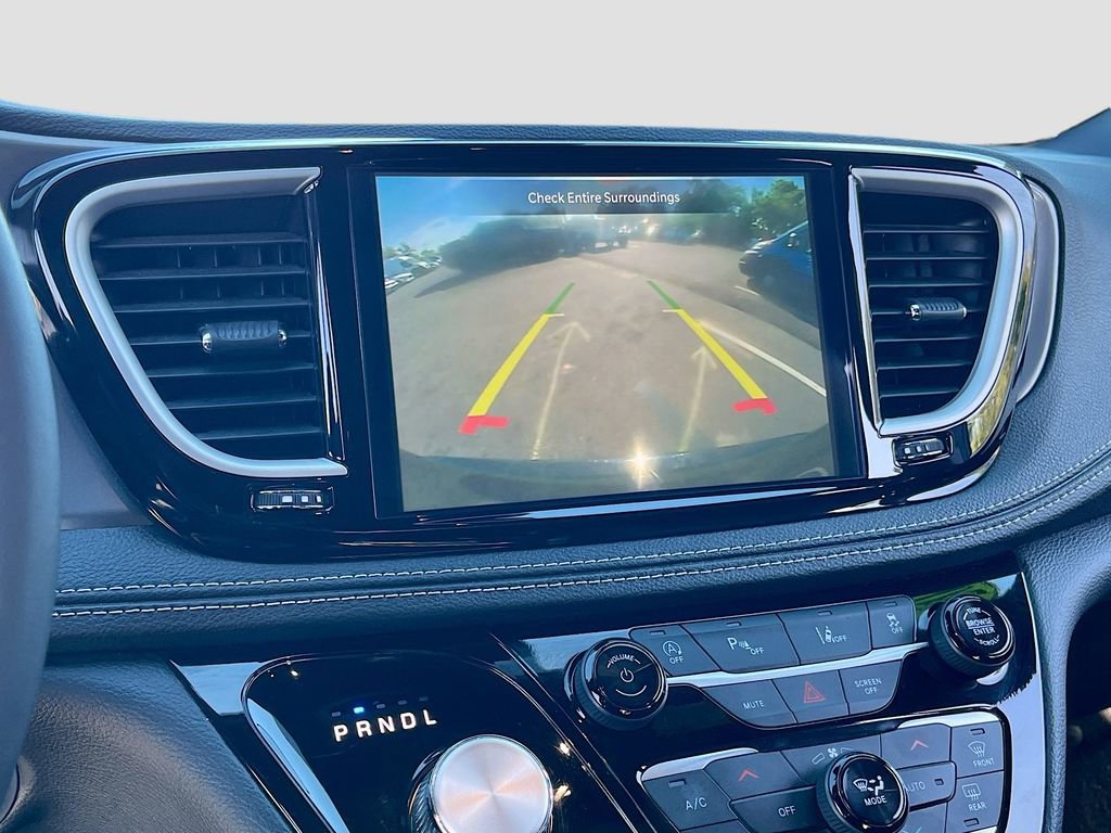 Certified 2025 Chrysler Pacifica Select image 11