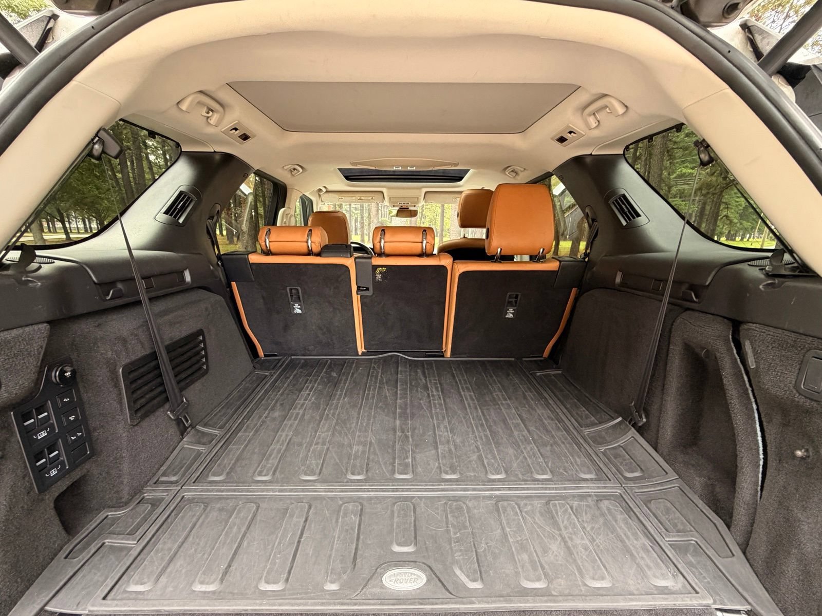 Used 2018 Land Rover Discovery HSE AWD/4WD image 19