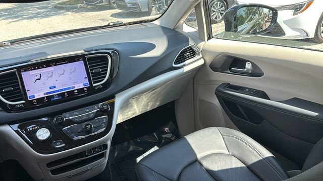 Used 2024 Chrysler Pacifica Touring-L image 15