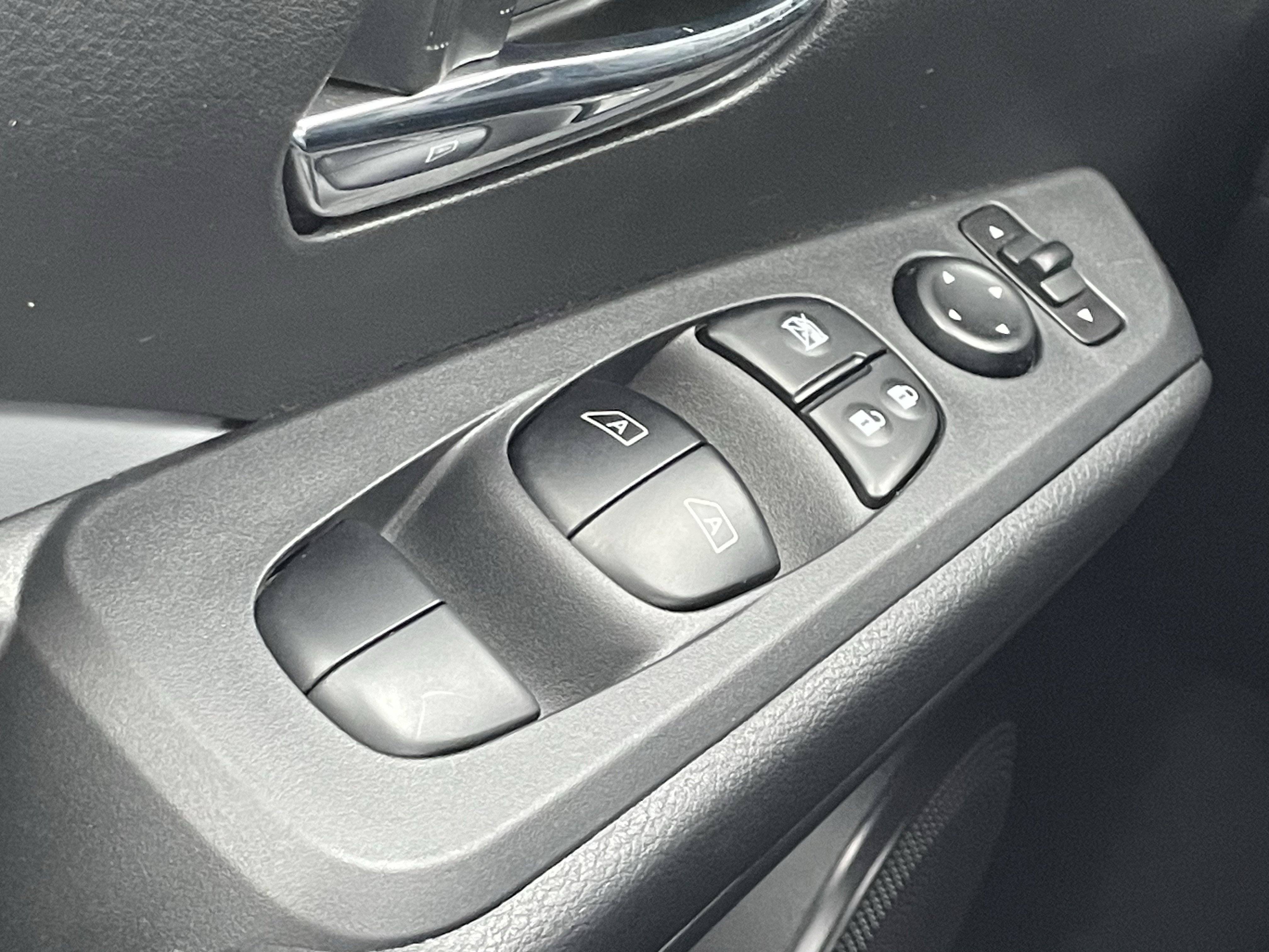 Used 2023 Nissan Kicks SR w/ SR Premium Package image 16