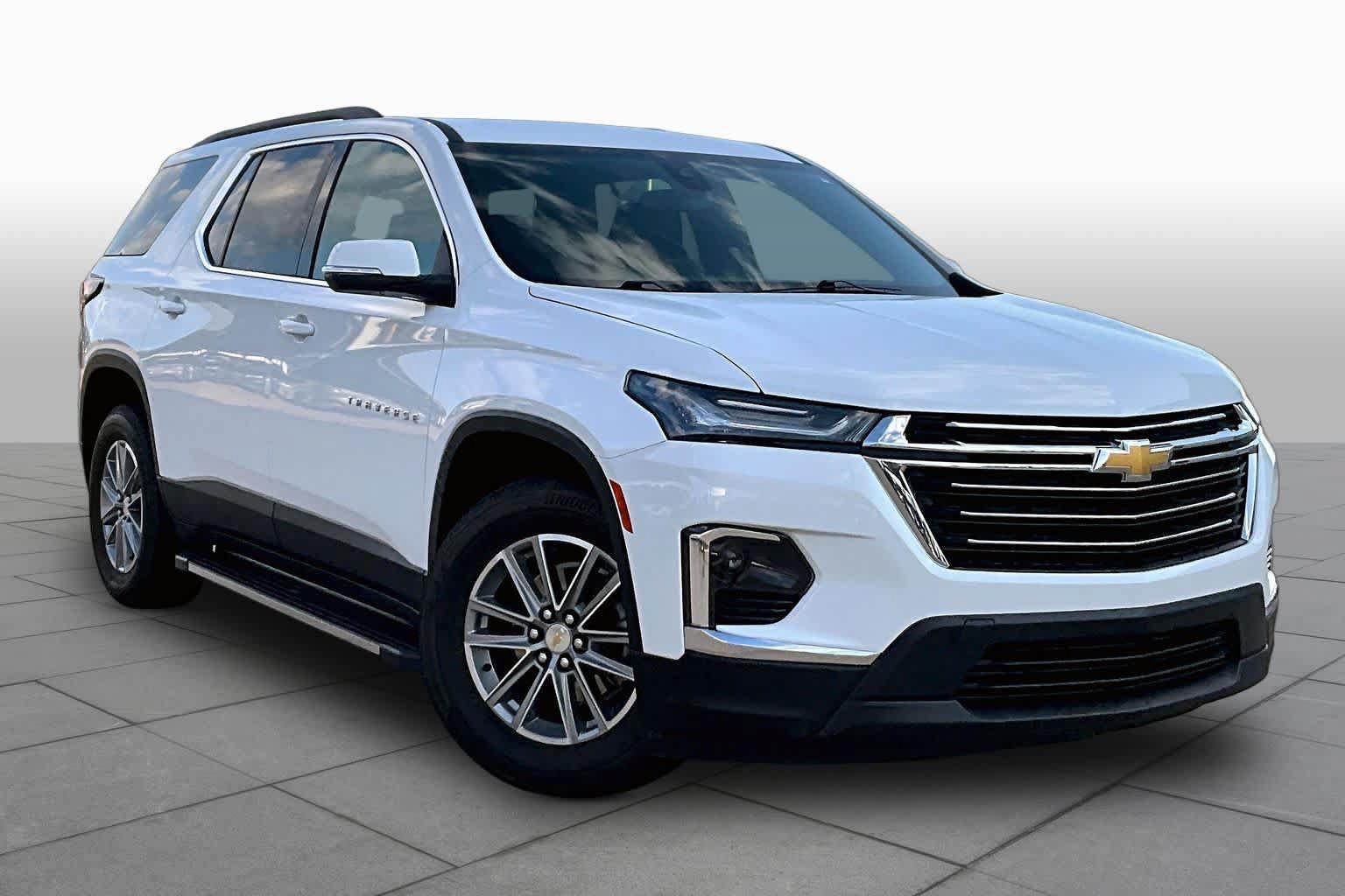 Used 2023 Chevrolet Traverse LT FWD image 2