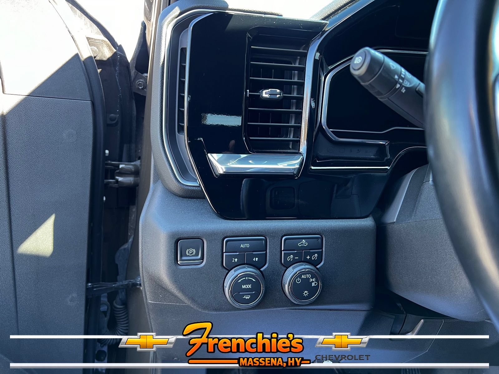 Used 2023 Chevrolet Silverado 1500 LT AWD/4WD image 10