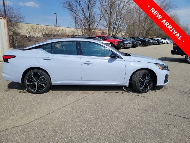 Used 2023 Nissan Altima 2.5 SR image 2