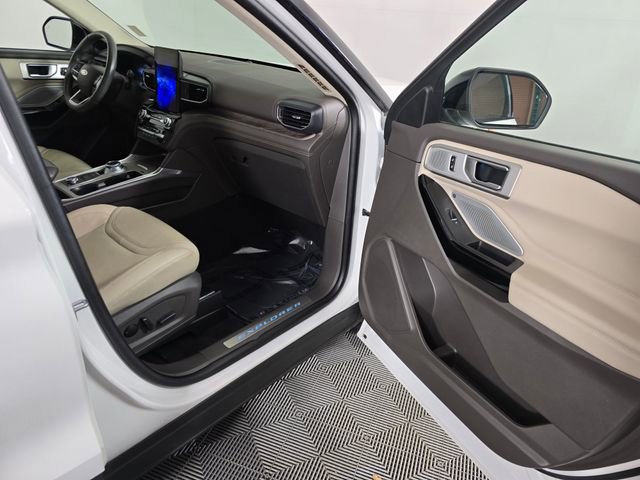Certified 2023 Ford Explorer Platinum w/ Technology Package AWD/4WD image 12