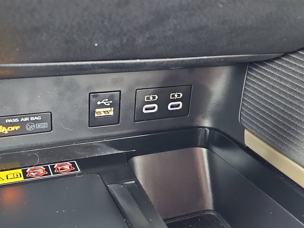 Used 2025 Toyota Camry SE w/ Convenience Package image 18