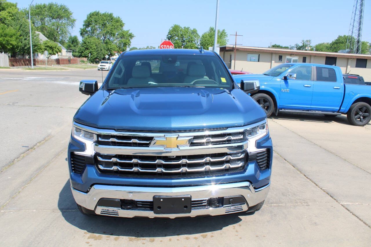 Used 2024 Chevrolet Silverado 1500 LTZ AWD/4WD image 4