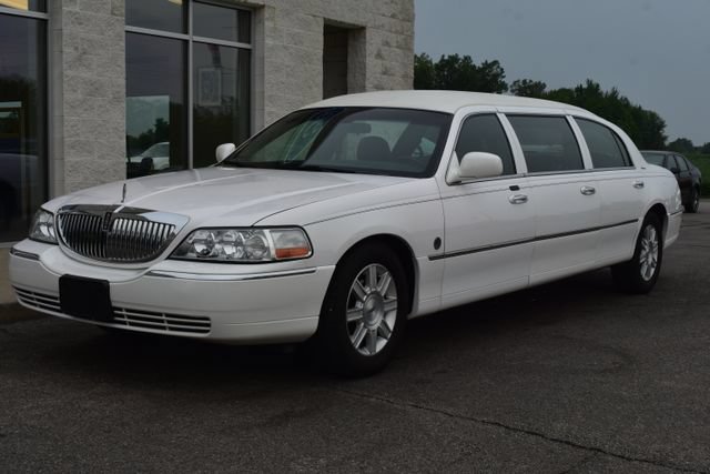 Used 2008 Lincoln Town Car Executive RWD image 13