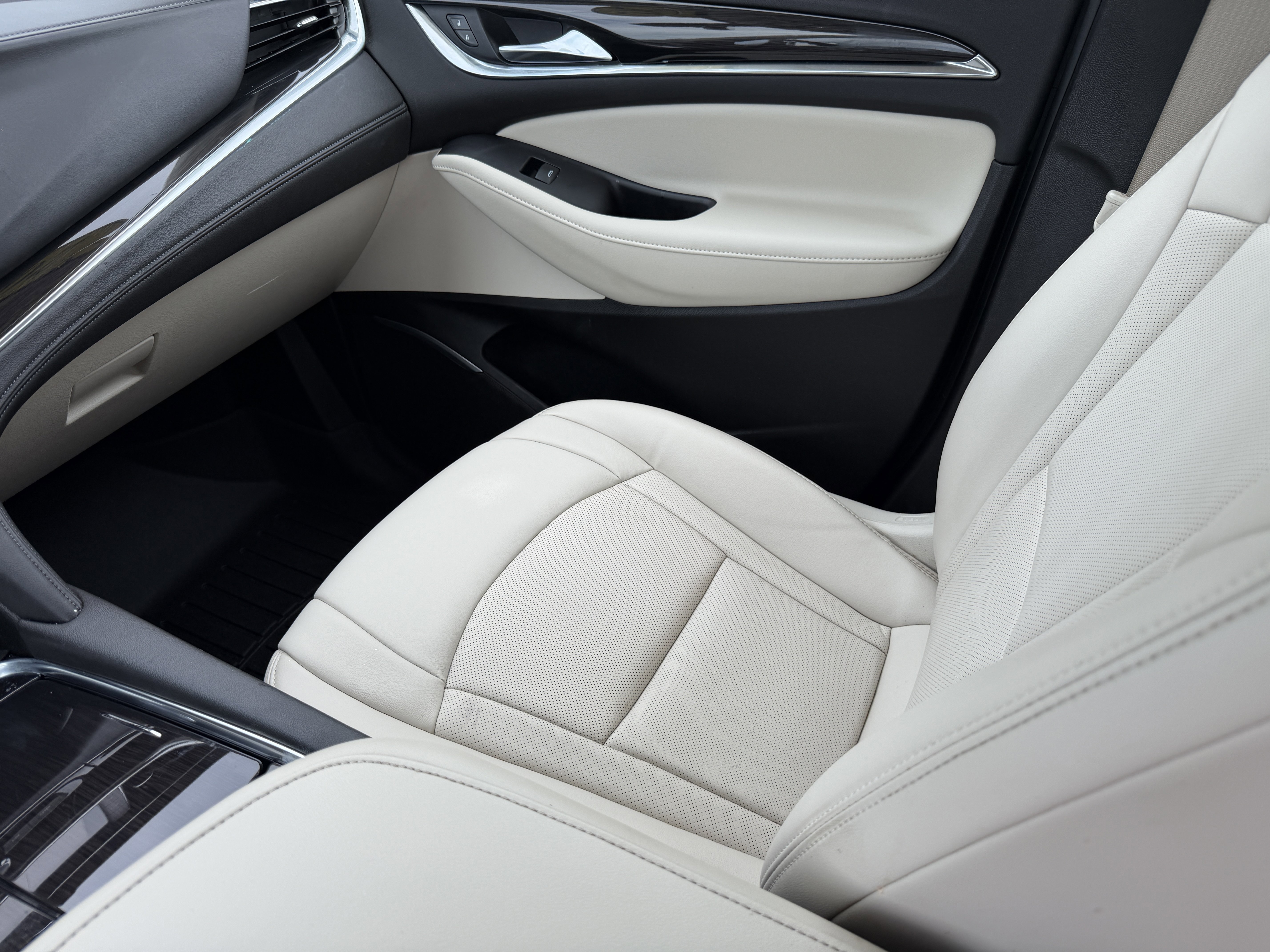 Used 2022 Buick Enclave Essence w/ Sport Touring Edition image 14