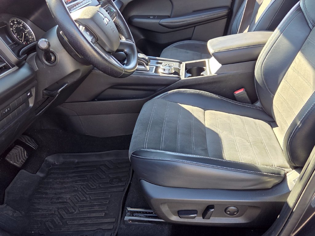 Used 2024 Mitsubishi Outlander AWD image 4