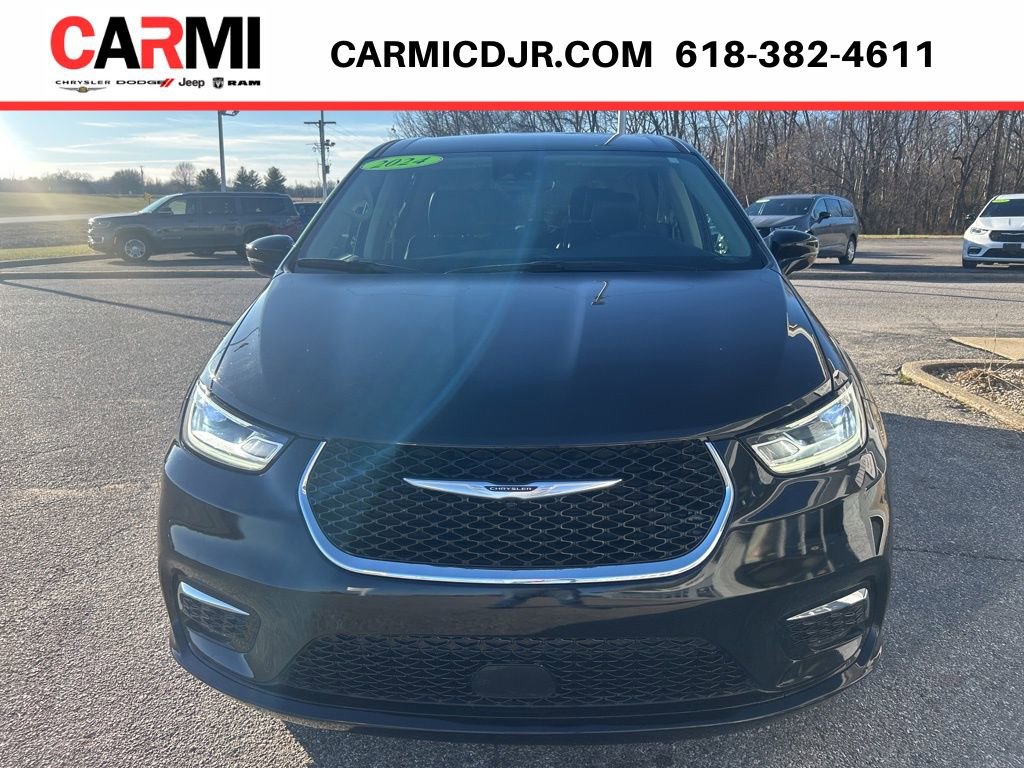 Used 2024 Chrysler Pacifica Touring-L FWD image 2